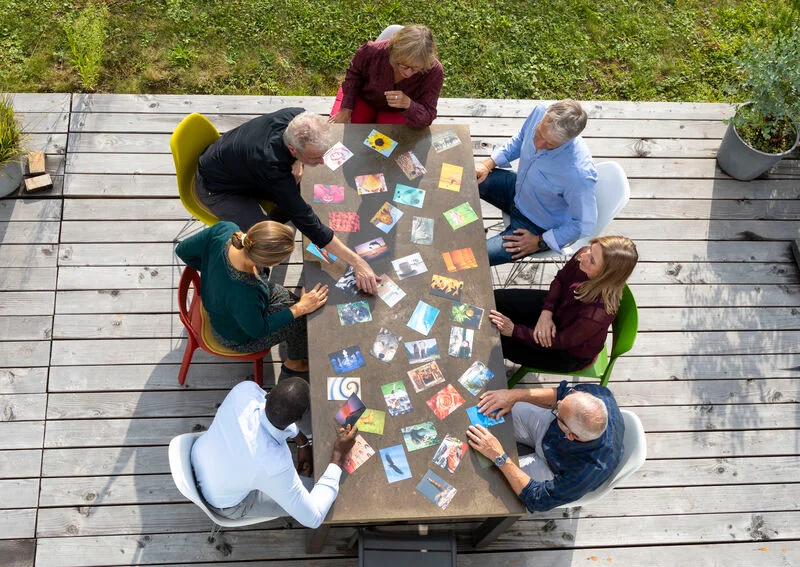 Gruppe sitzt an einem Tisch
